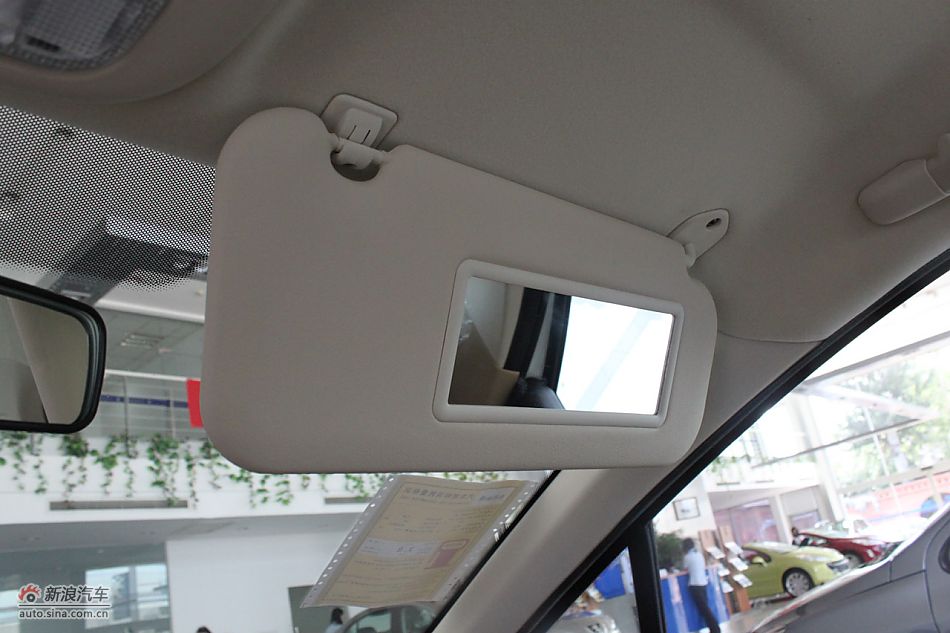 新标致307三厢内饰