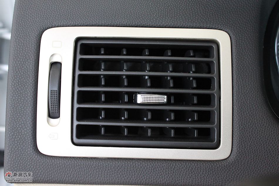 新标致307三厢内饰