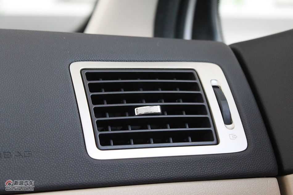 新标致307三厢内饰