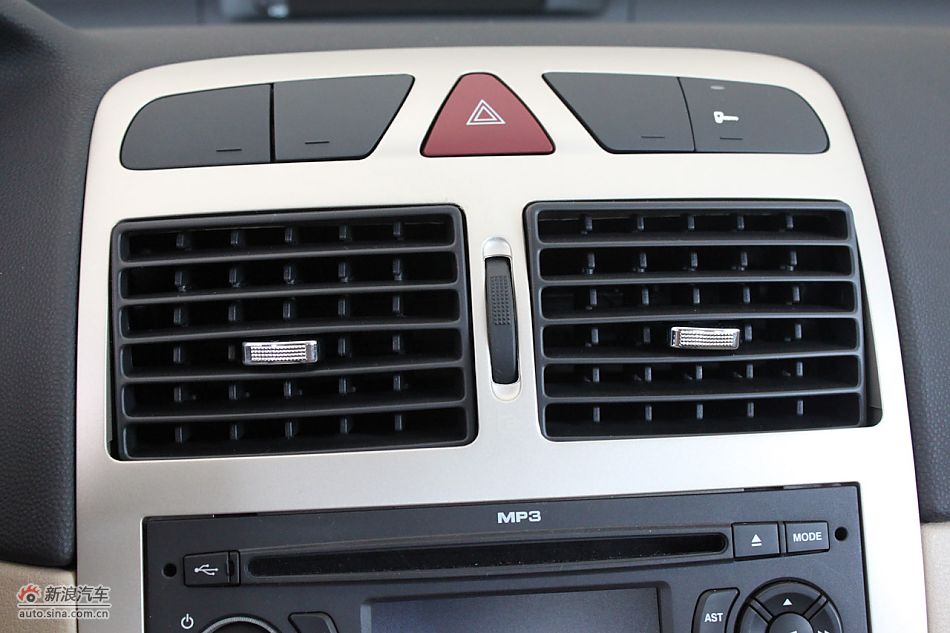 新标致307三厢内饰