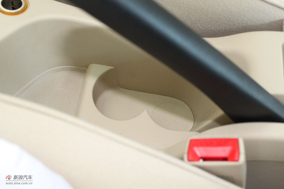 新标致307三厢内饰