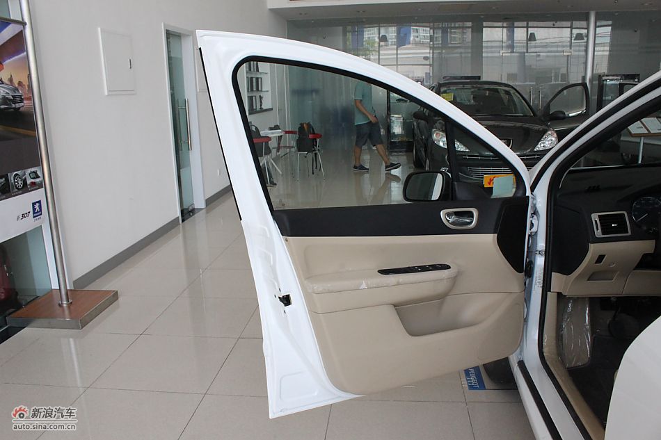 新标致307三厢内饰