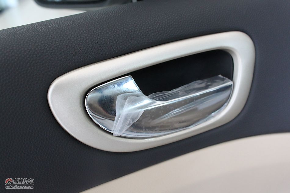 新标致307三厢内饰