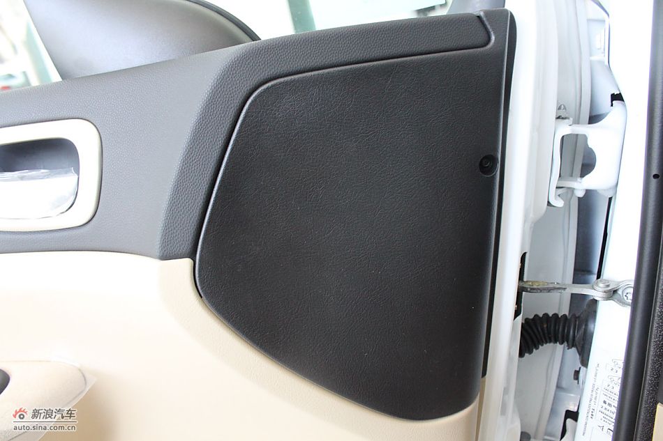 新标致307三厢内饰