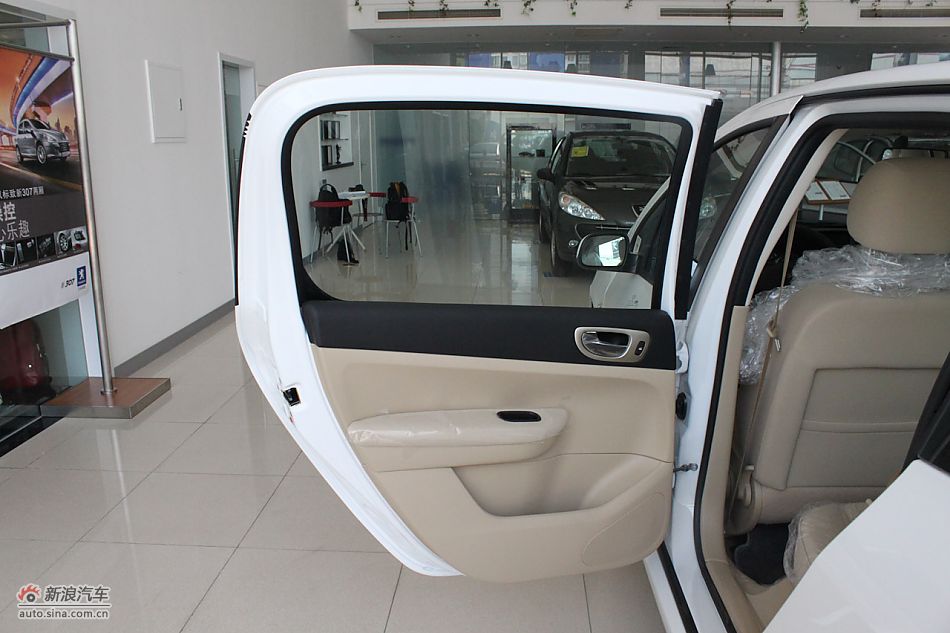 新标致307三厢内饰
