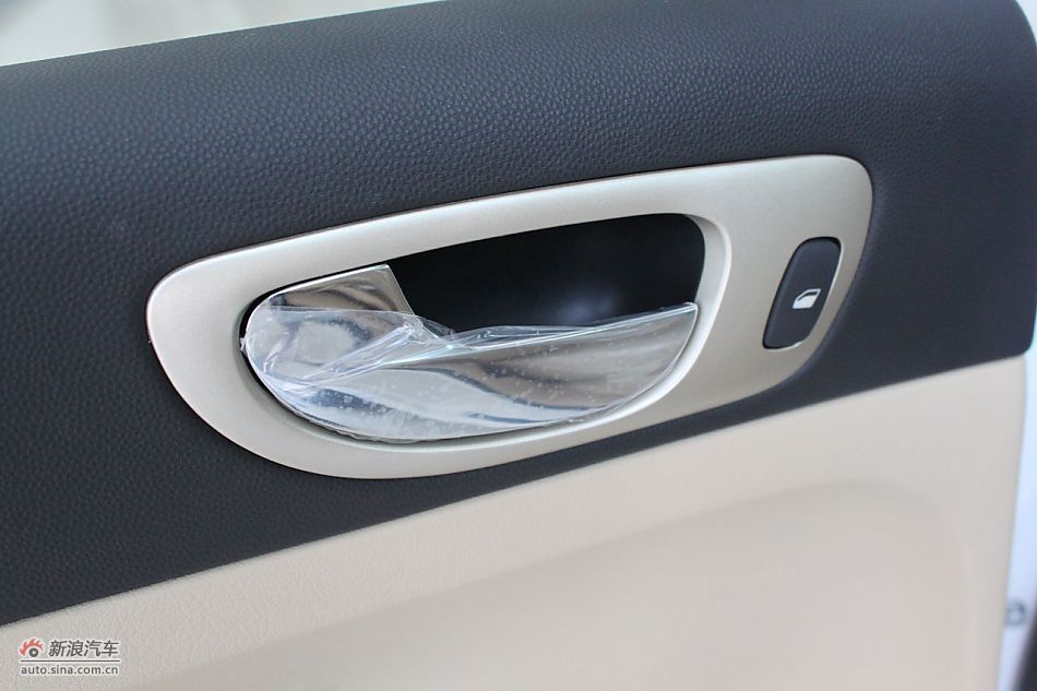 新标致307三厢内饰