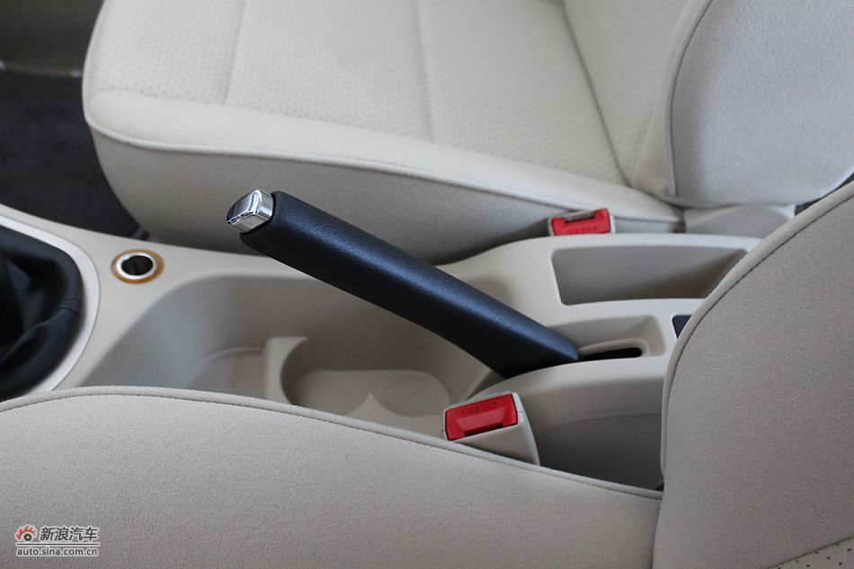 新标致307三厢内饰