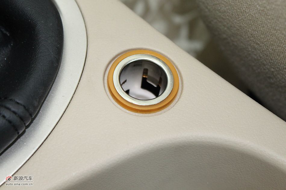 新标致307三厢内饰