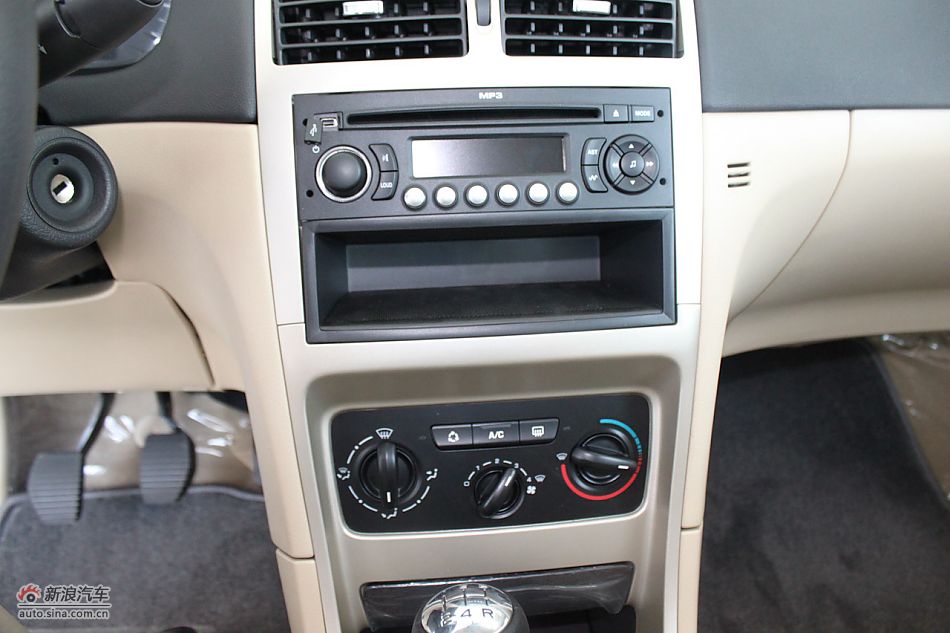 新标致307三厢内饰