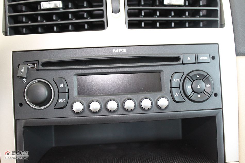 新标致307三厢内饰