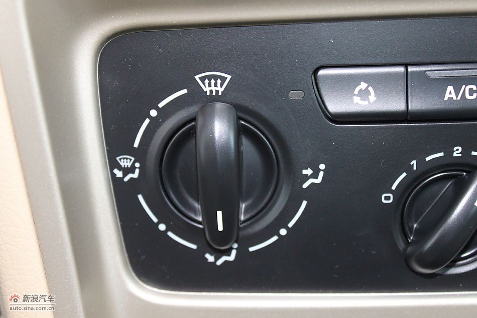 新标致307三厢内饰