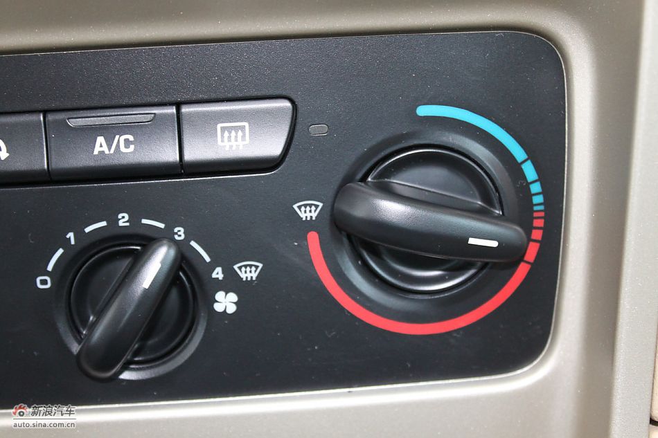 新标致307三厢内饰