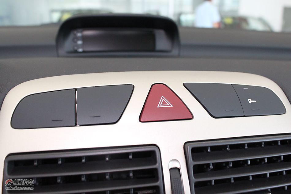 新标致307三厢内饰