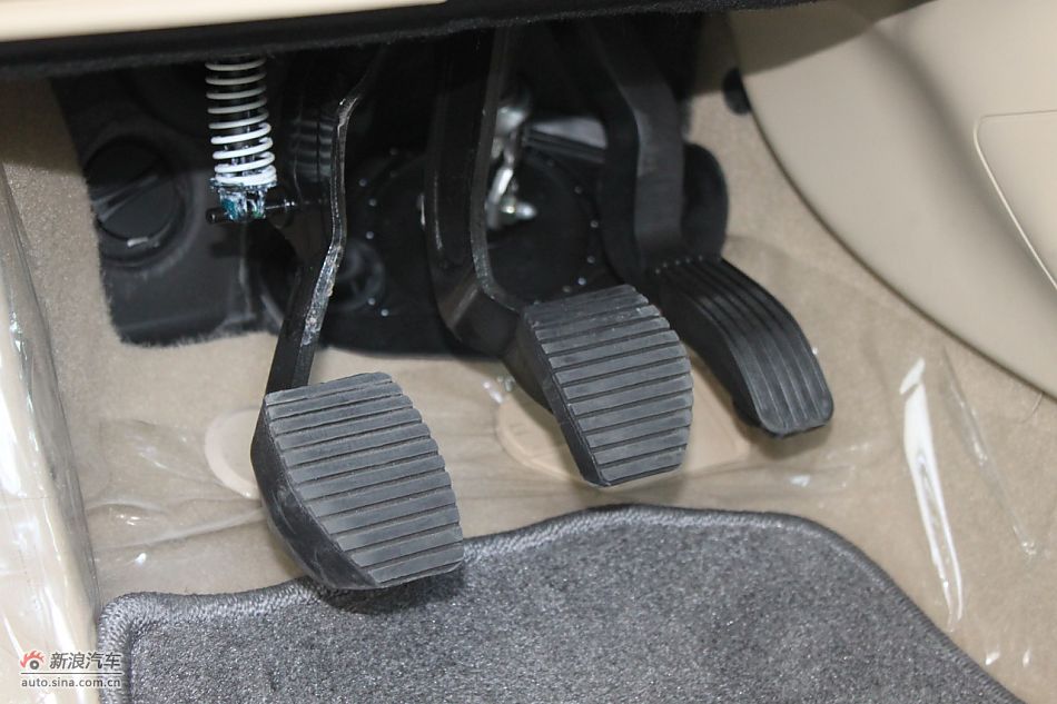 新标致307三厢内饰