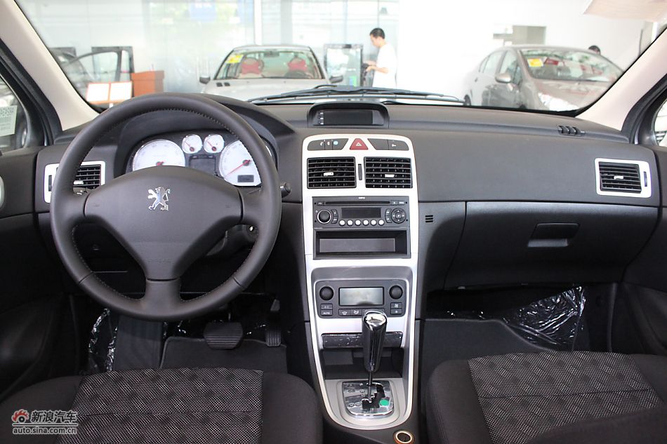 新标致307两厢内饰