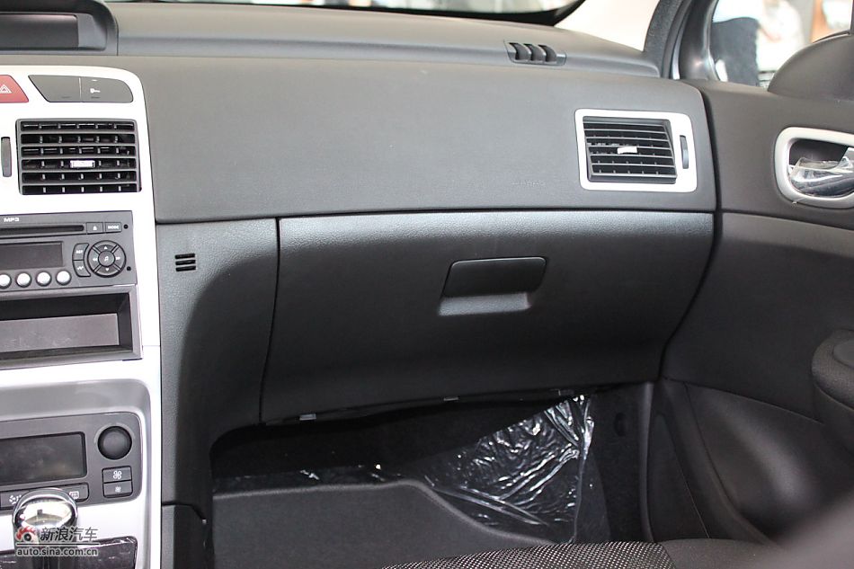 新标致307两厢内饰