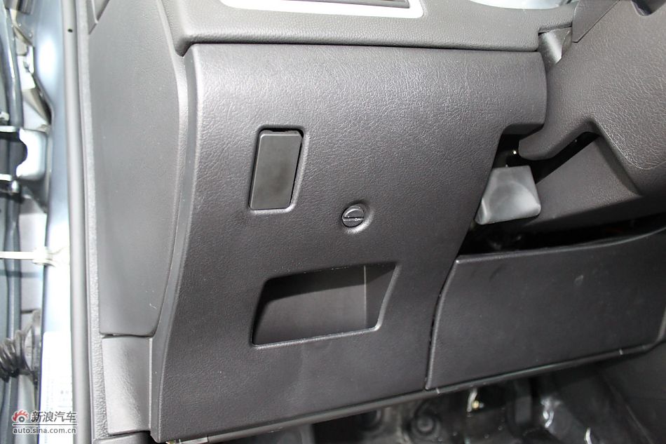 新标致307两厢内饰