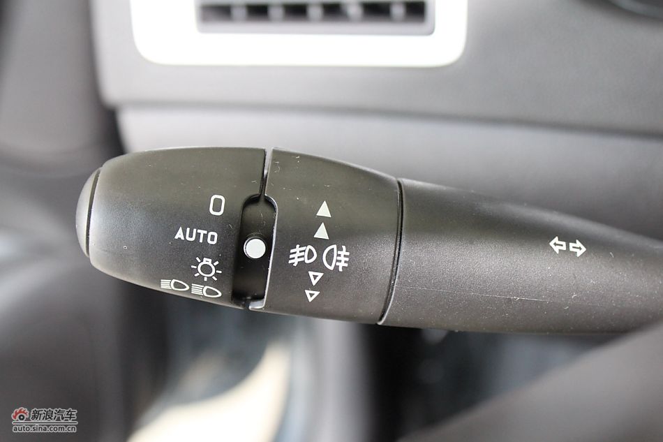 新标致307两厢内饰