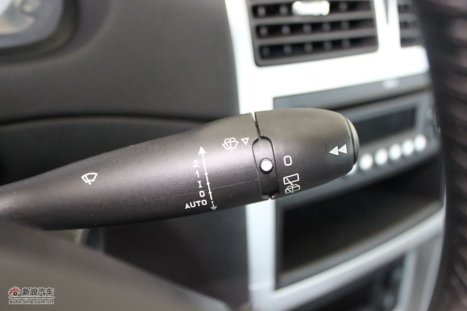 新标致307两厢内饰