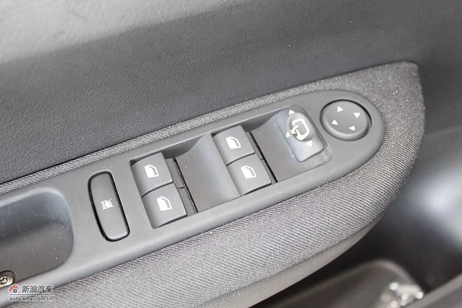 新标致307两厢内饰