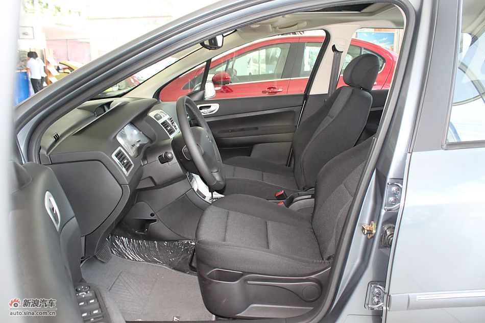 新标致307两厢内饰