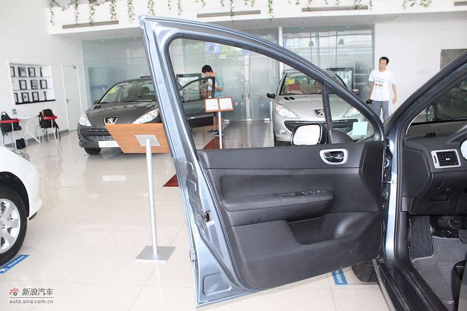 新标致307两厢内饰