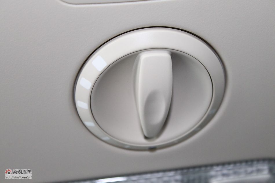 新标致307两厢内饰