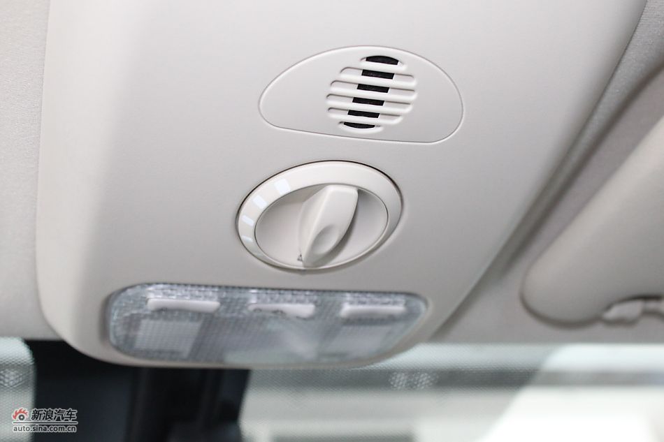 新标致307两厢内饰