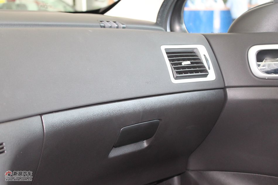 新标致307两厢内饰