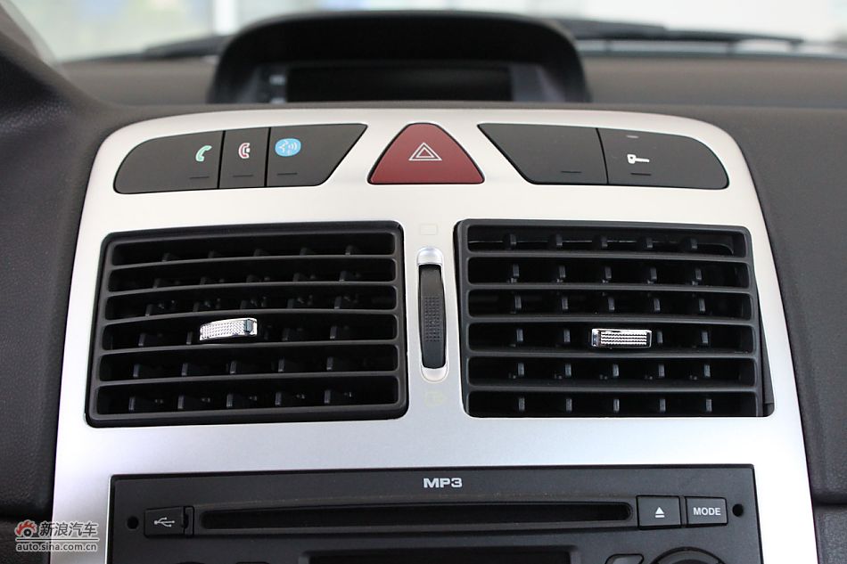 新标致307两厢内饰