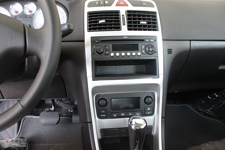 新标致307两厢内饰