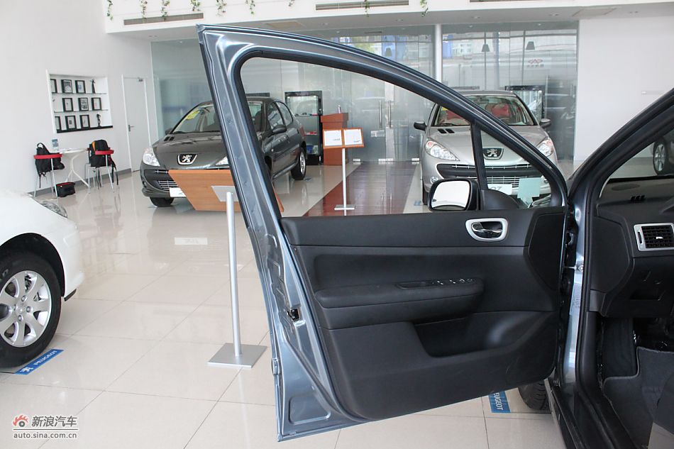新标致307两厢内饰