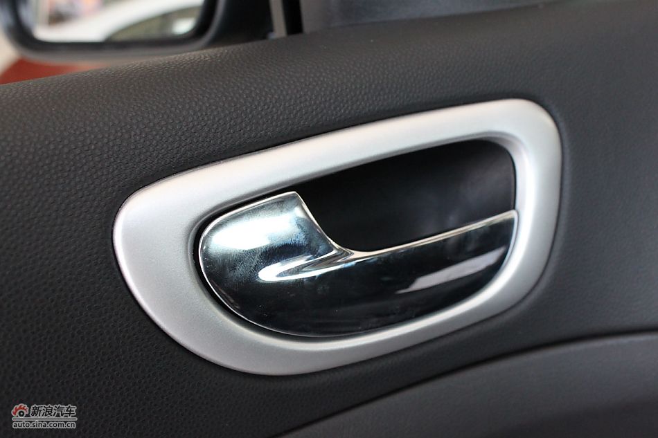 新标致307两厢内饰