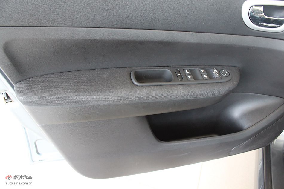 新标致307两厢内饰