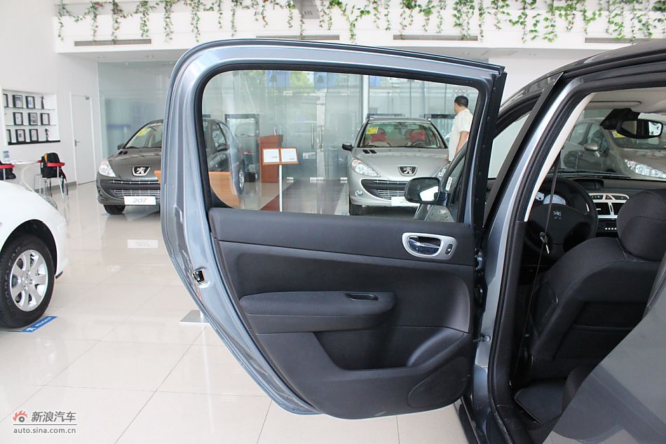 新标致307两厢内饰