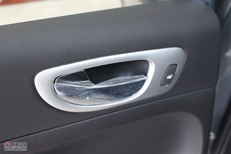 新标致307两厢内饰