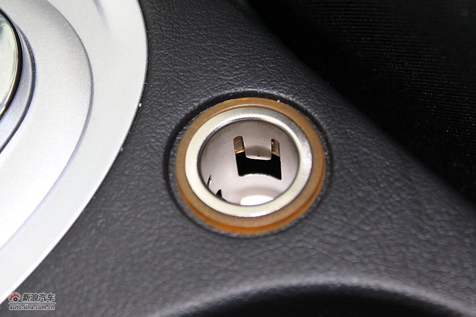 新标致307两厢内饰