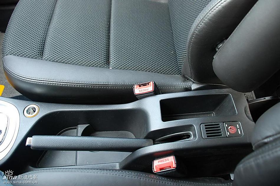 东风标致307两厢内饰实拍图
