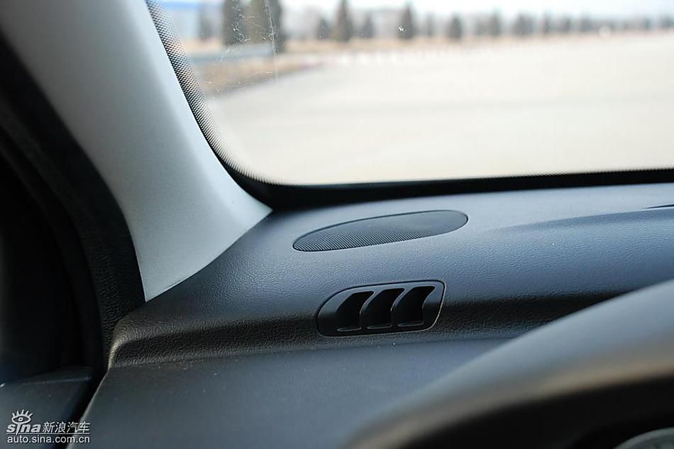 东风标致307两厢内饰实拍图