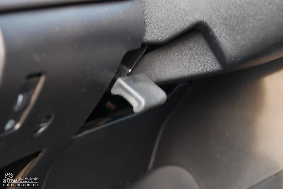 东风标致307两厢内饰实拍图