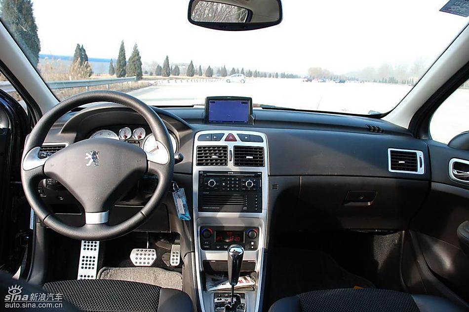 东风标致307两厢内饰实拍图