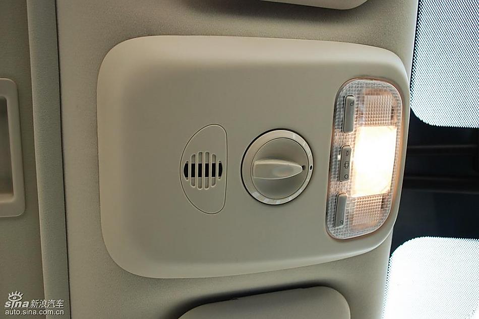 东风标致307两厢内饰实拍图