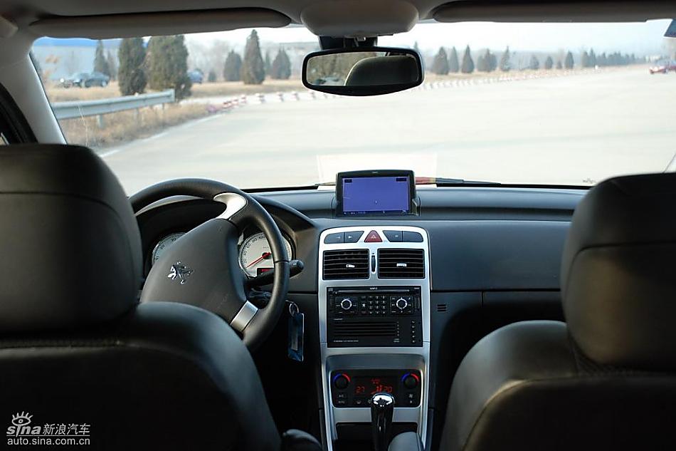 东风标致307两厢内饰实拍图