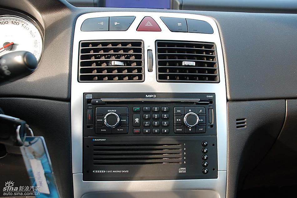 东风标致307两厢内饰实拍图