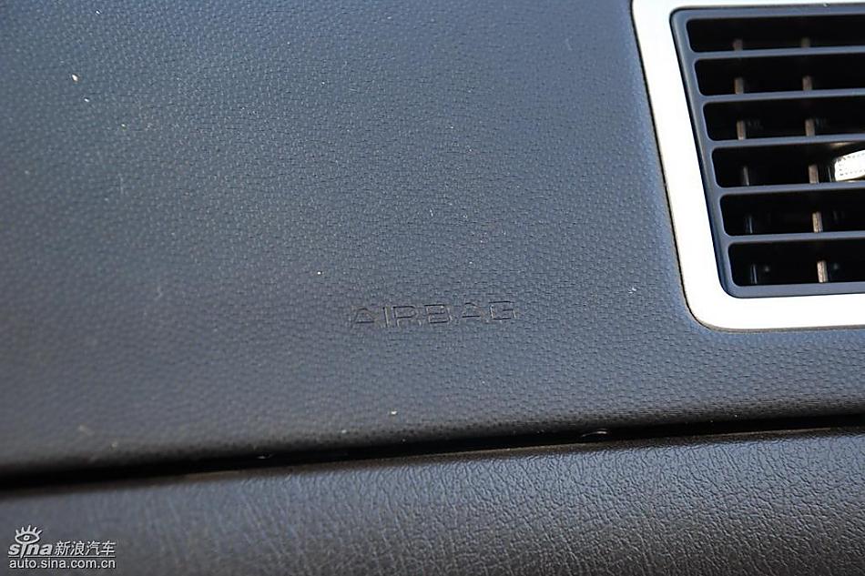 东风标致307两厢内饰实拍图