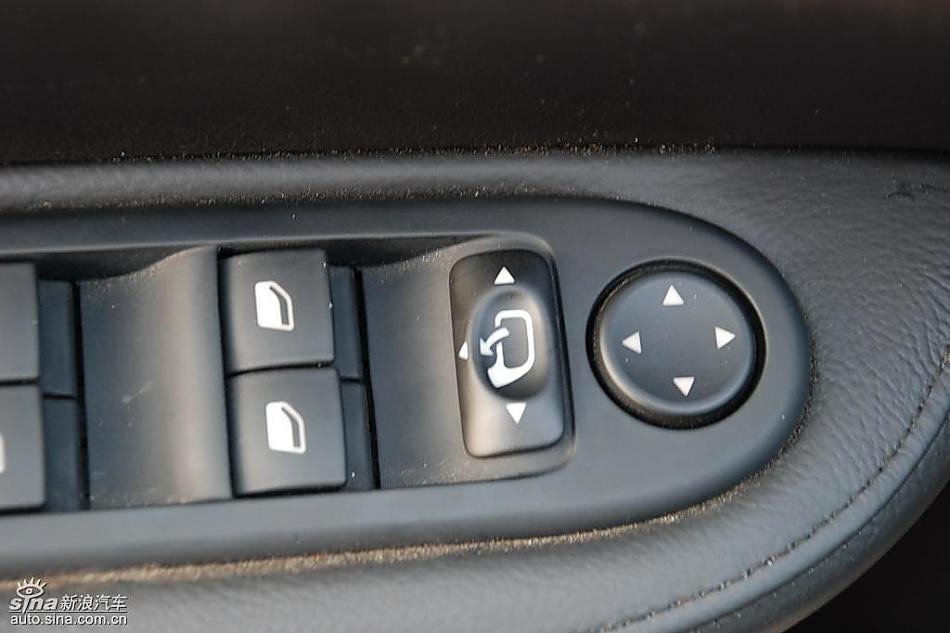 东风标致307两厢内饰实拍图