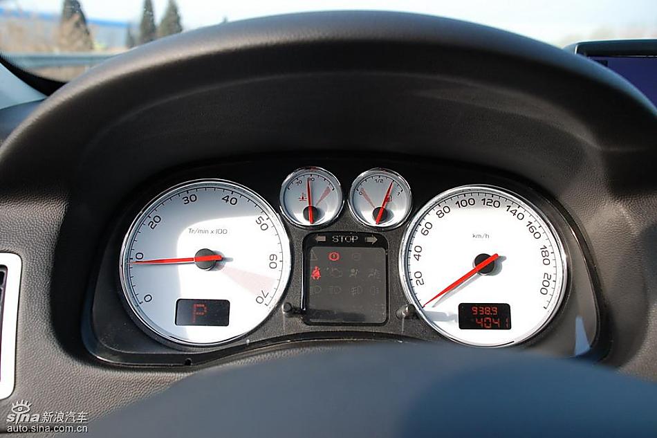 东风标致307两厢内饰实拍图