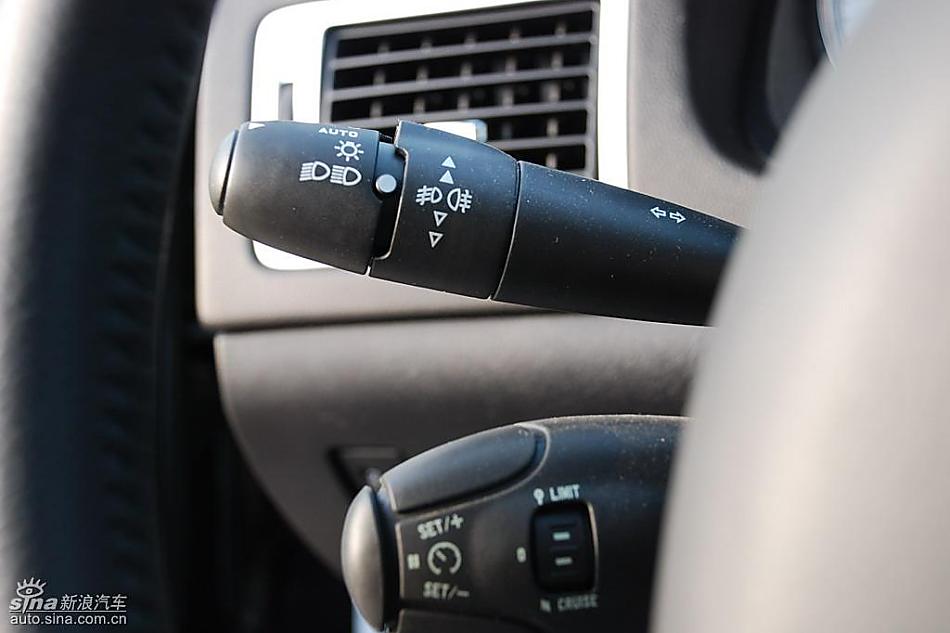 东风标致307两厢内饰实拍图