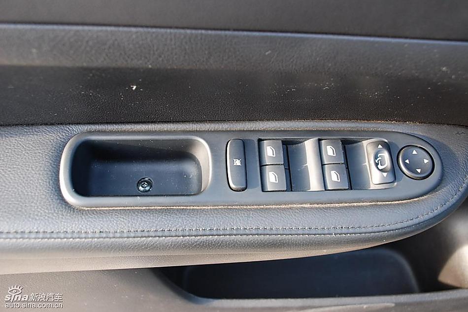 东风标致307两厢内饰实拍图