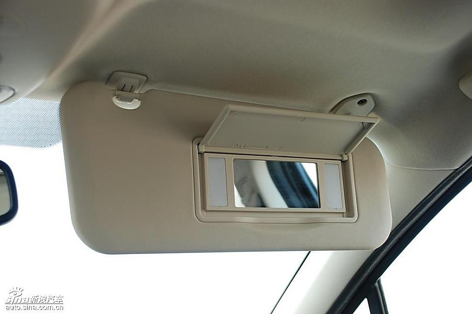 东风标致307两厢内饰实拍图